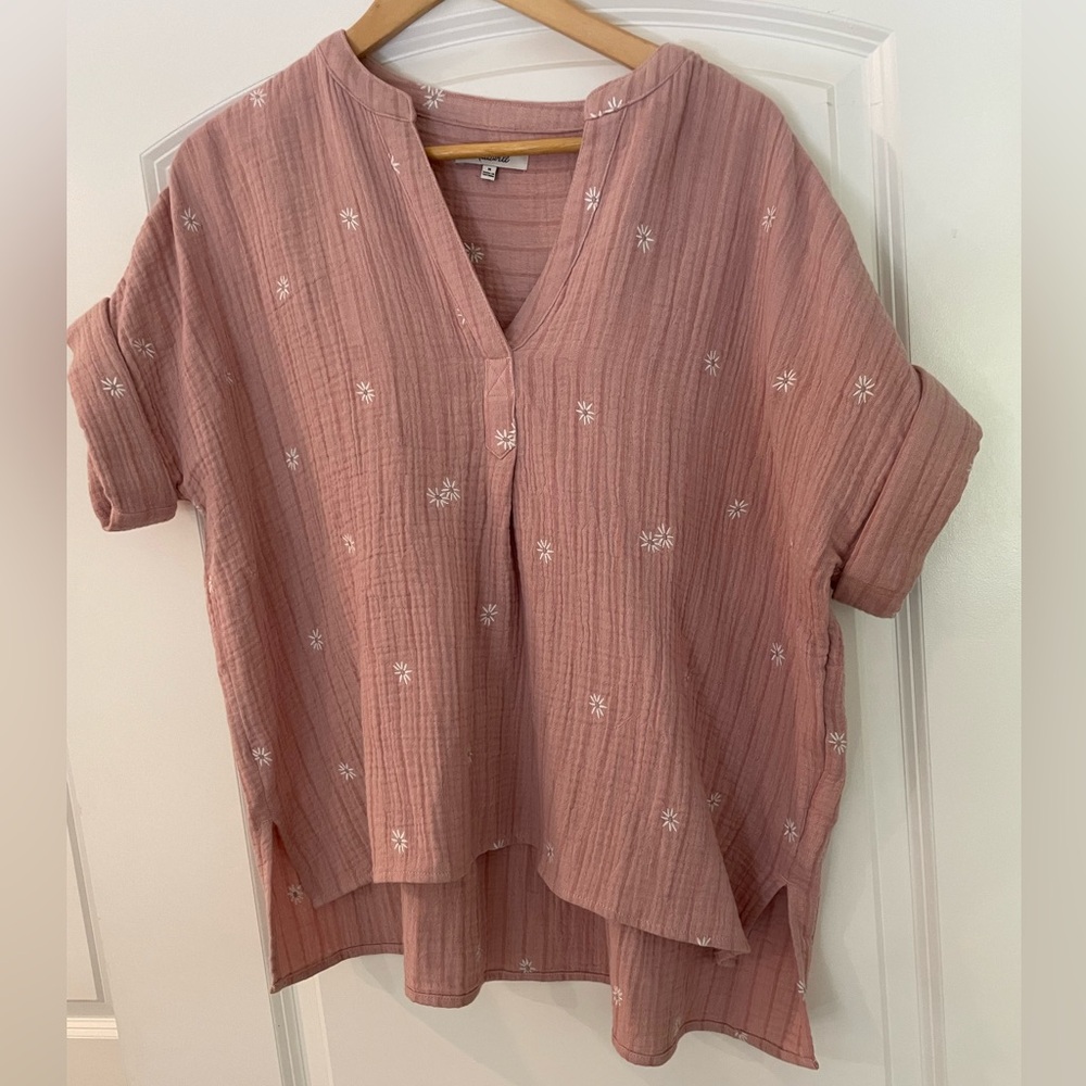 Cute boxy cotton gauze top.